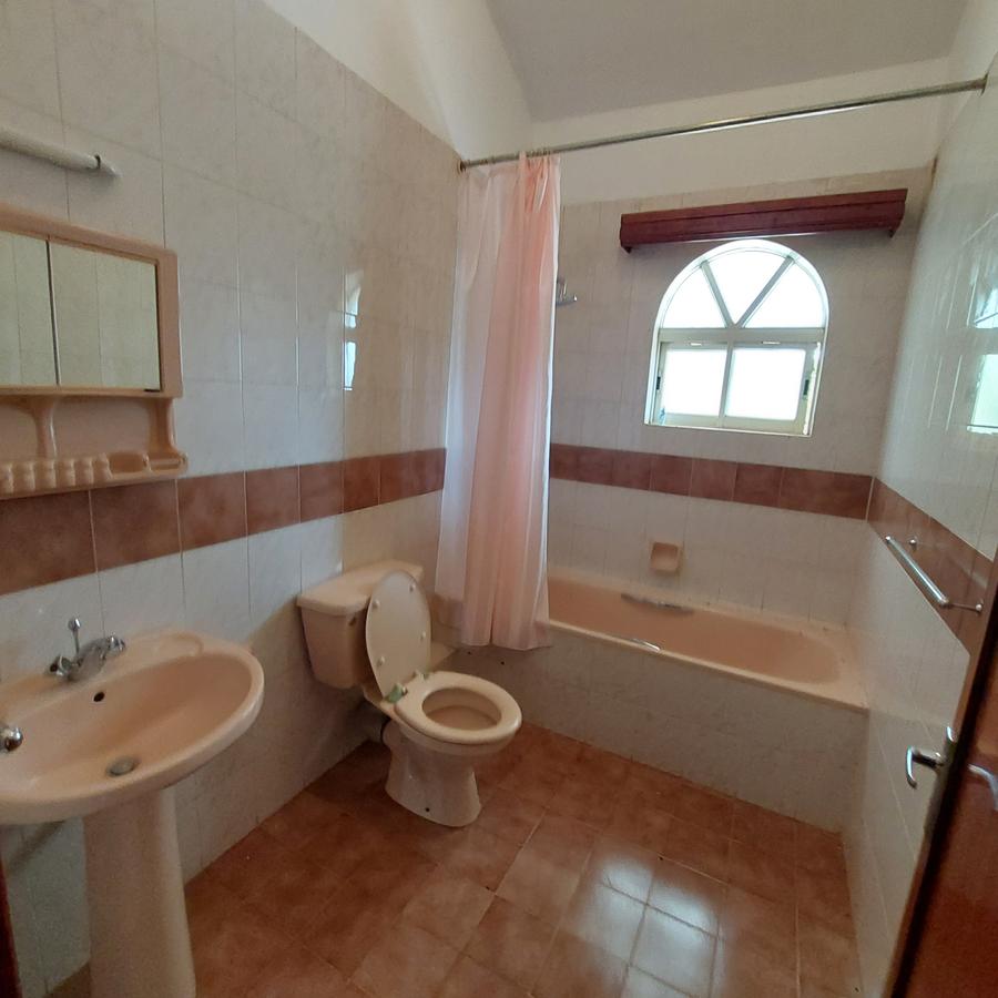 5 Bed House with En Suite at Mimosa Road - 14