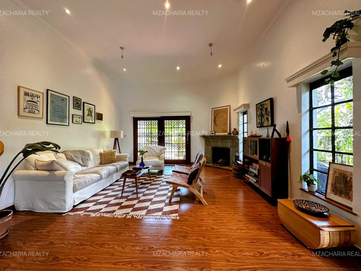 4 Bed Villa with En Suite in Spring Valley - 6