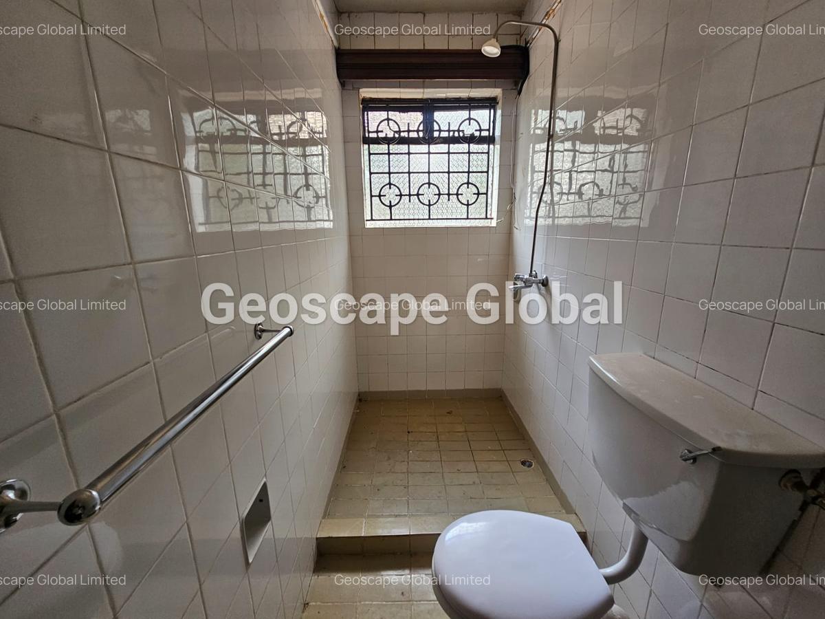 5 Bed House with En Suite in Nyari - 11