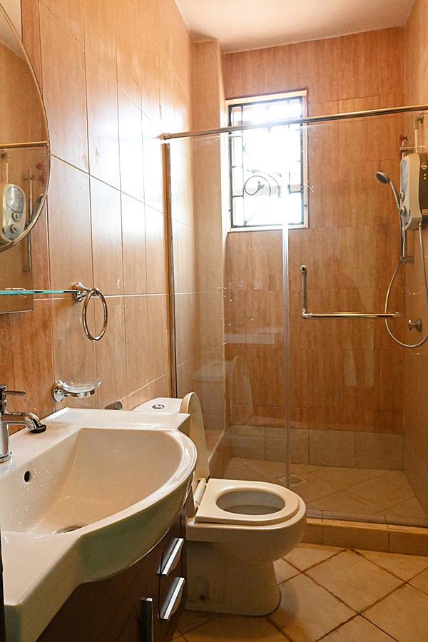 5 Bed Townhouse with En Suite in Lavington - 12