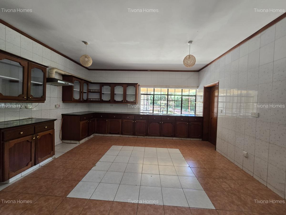 5 Bed House with En Suite in Runda - 8