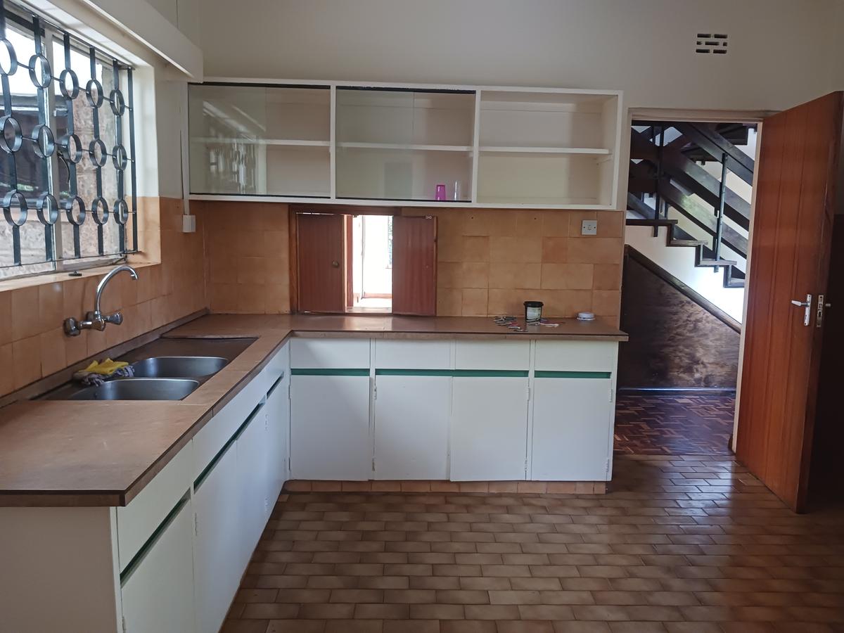 4 Bed House with En Suite at Lavington - 14