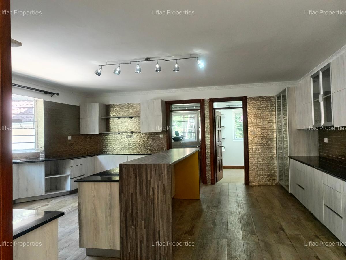 6 Bed House with En Suite in Rosslyn - 6