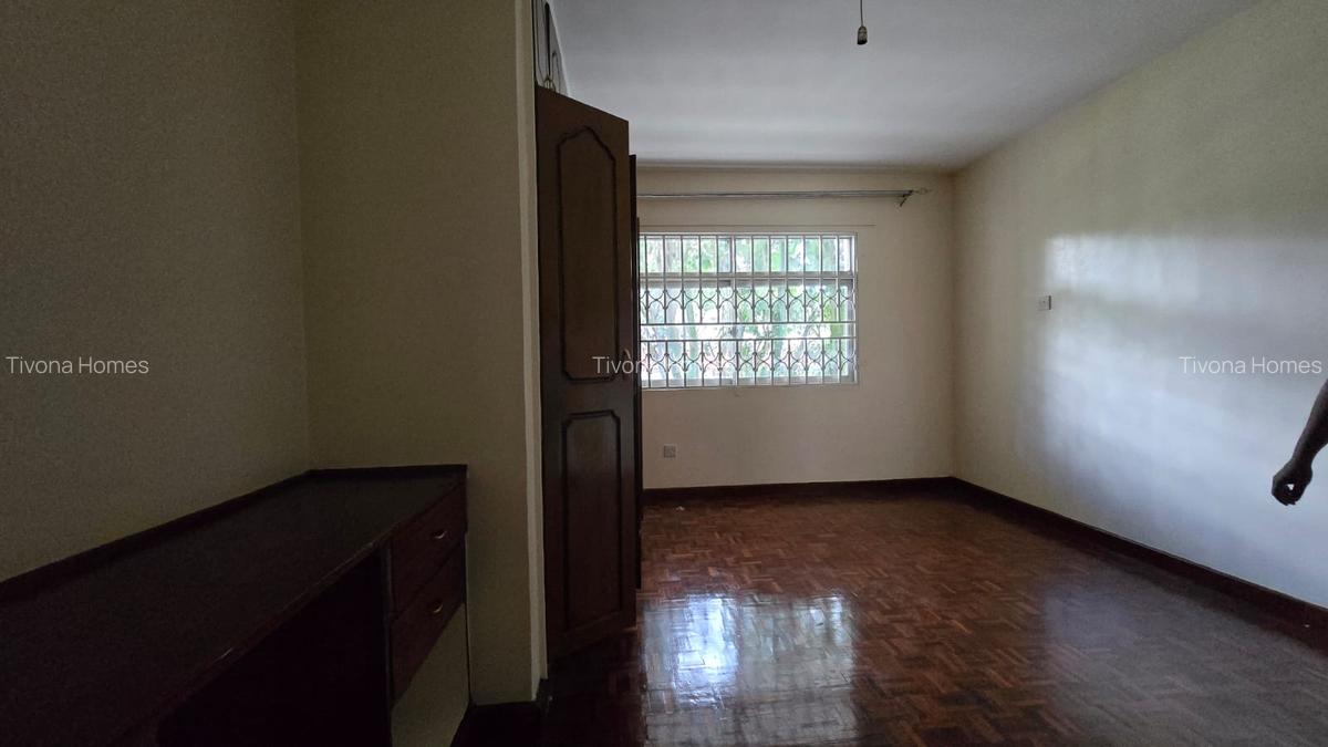 4 Bed House with En Suite in Lavington - 15