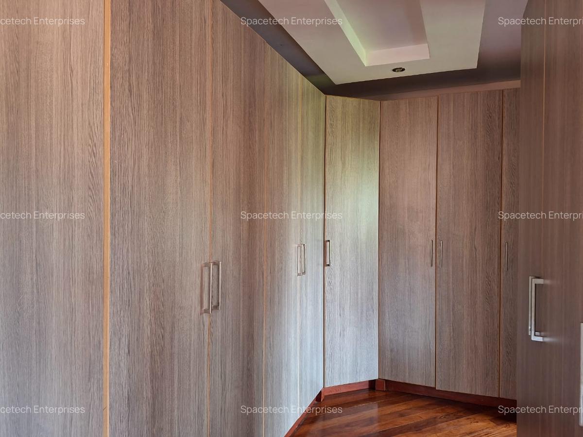 5 Bed House with En Suite in Runda - 9