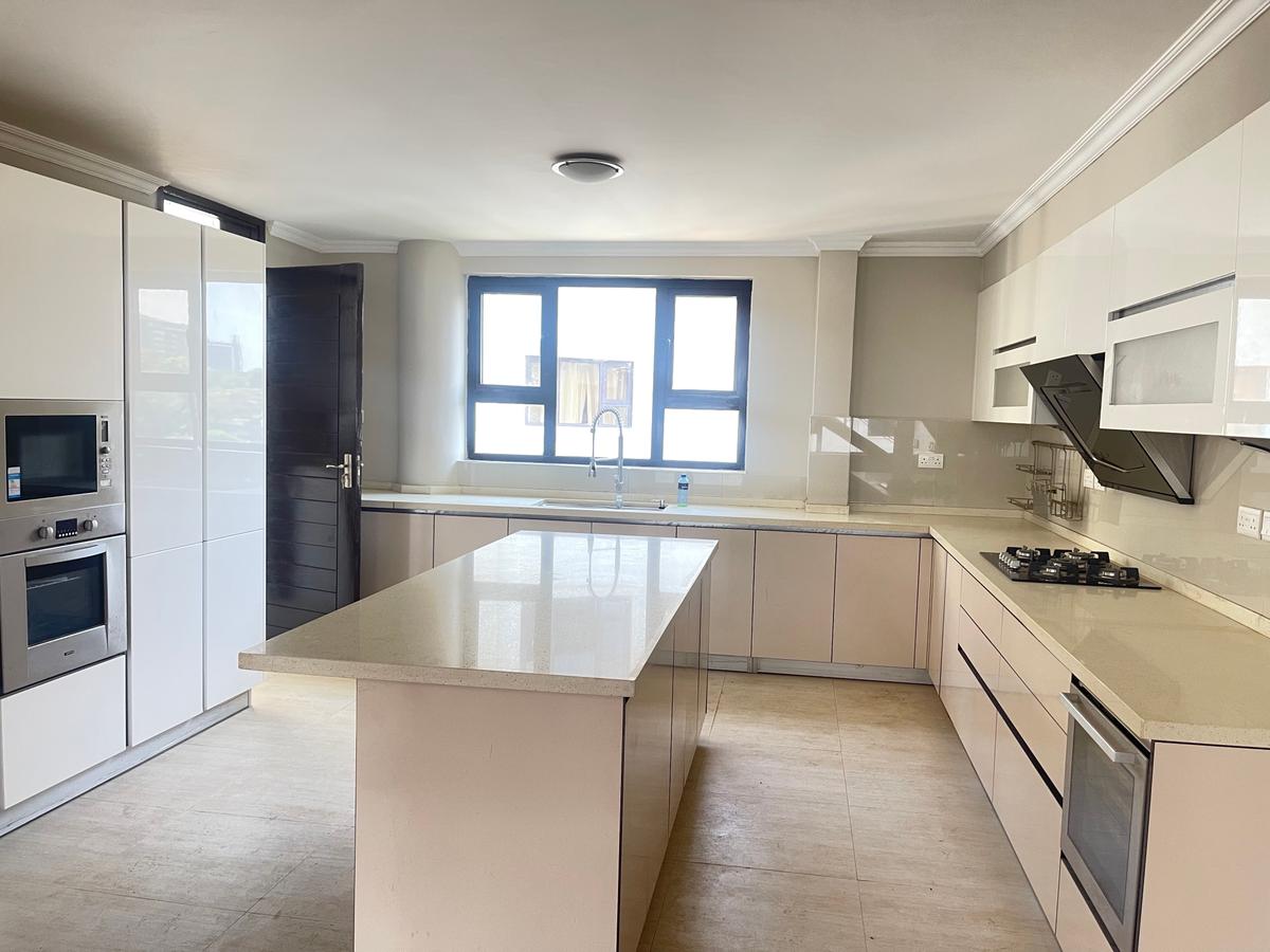 4 Bed Apartment in Riverside - 12