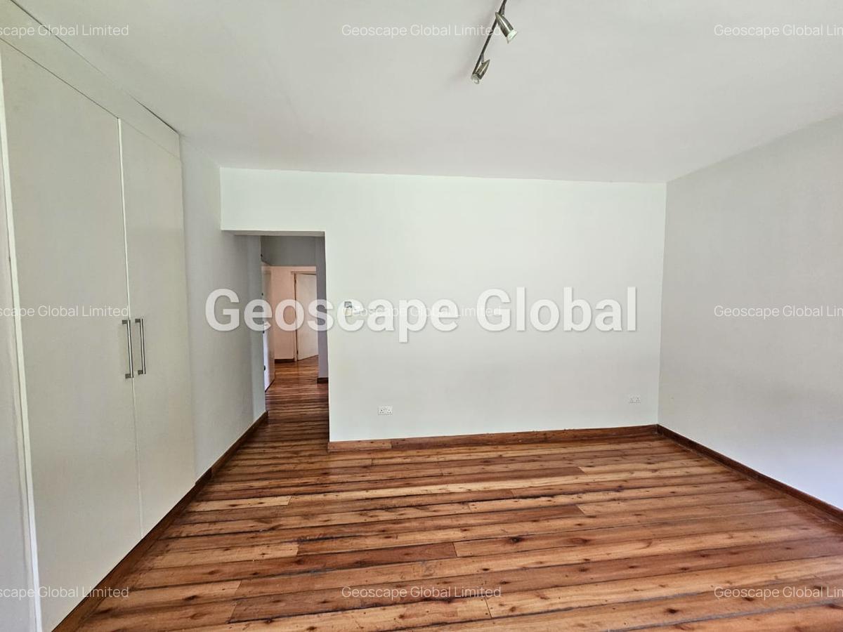 3 Bed House with En Suite in Ridgeways - 10