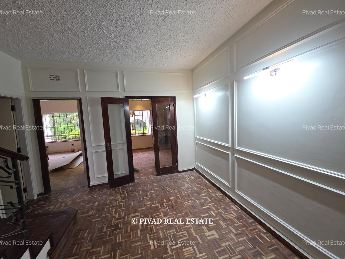 4 Bed House with Garden in Rosslyn - 2