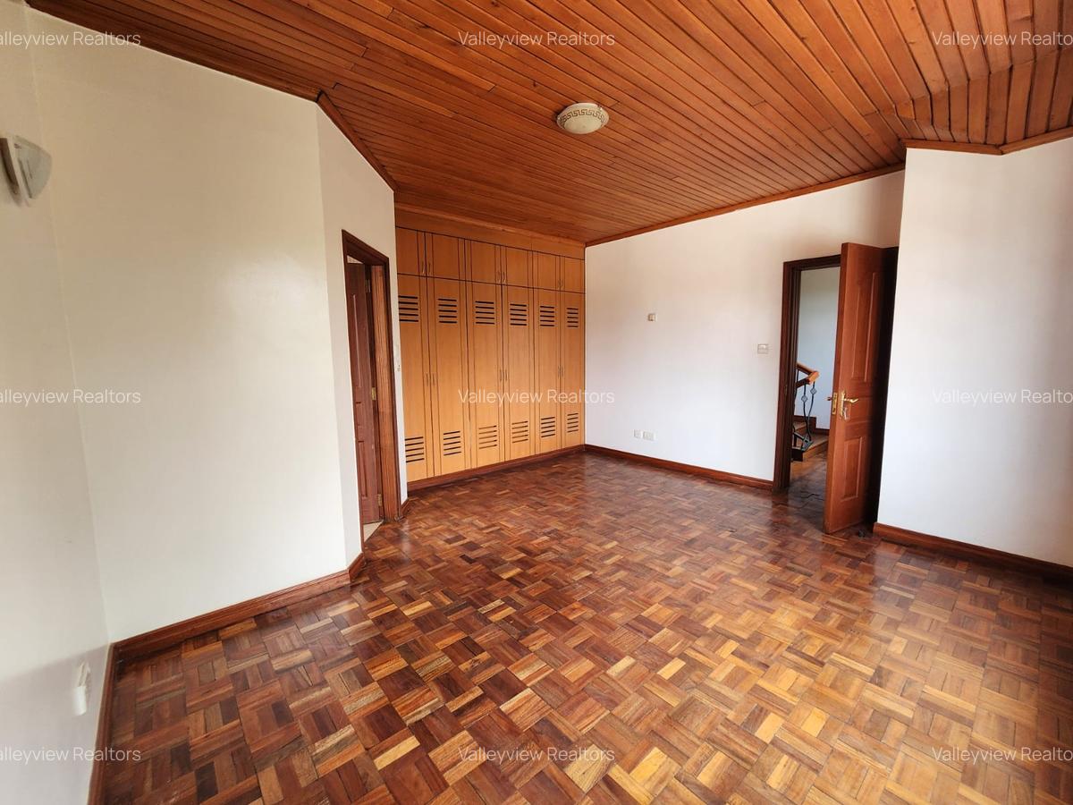5 Bed Townhouse with En Suite at Lavington - 8