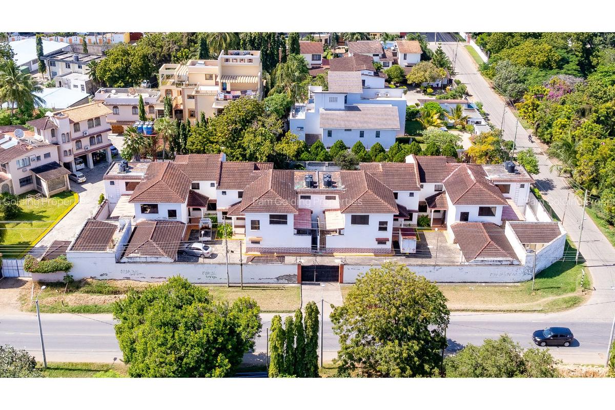 4 Bed Townhouse with En Suite at Links Road - 1