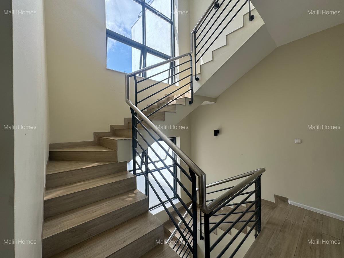 4 Bed Apartment in Riverside - 7