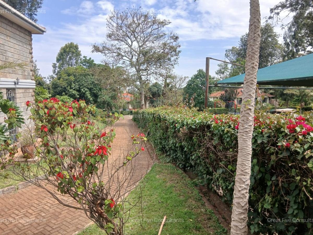 4 Bed Villa with En Suite in Redhill - 3