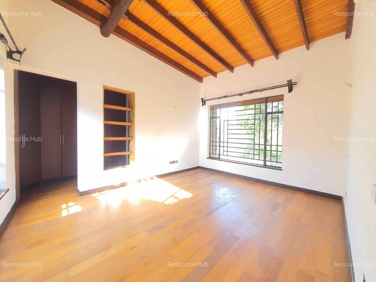 4 Bed House with En Suite at Lake View - 18