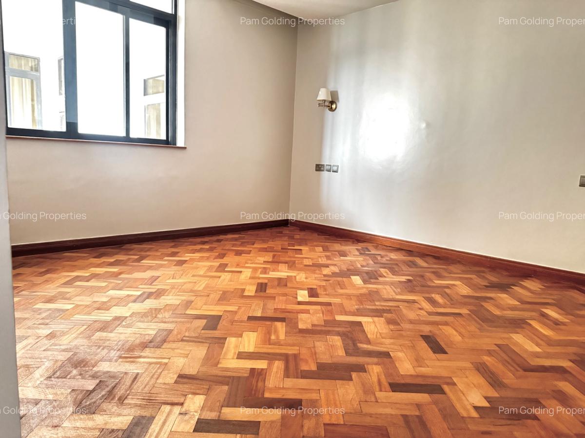 4 Bed Apartment with En Suite in Riverside - 11