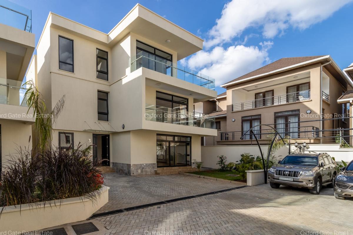 5 Bed House with En Suite in Lavington - 1