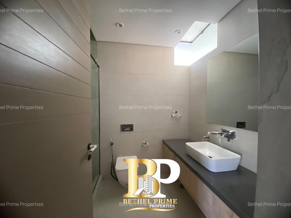 5 Bed Townhouse with En Suite in Brookside - 18