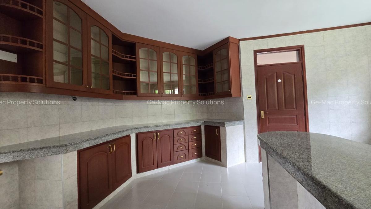 4 Bed House with En Suite in Lavington - 9