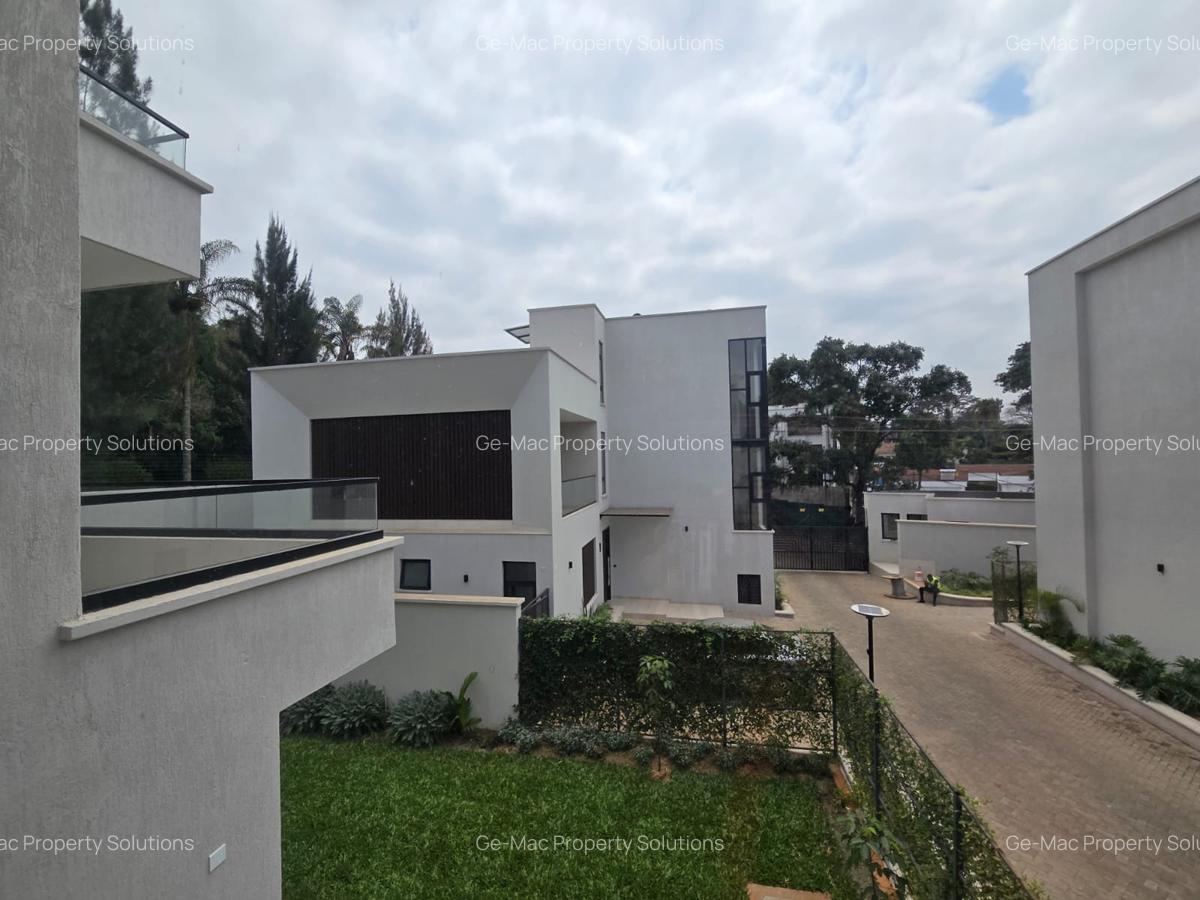 5 Bed House with En Suite in Lavington - 15