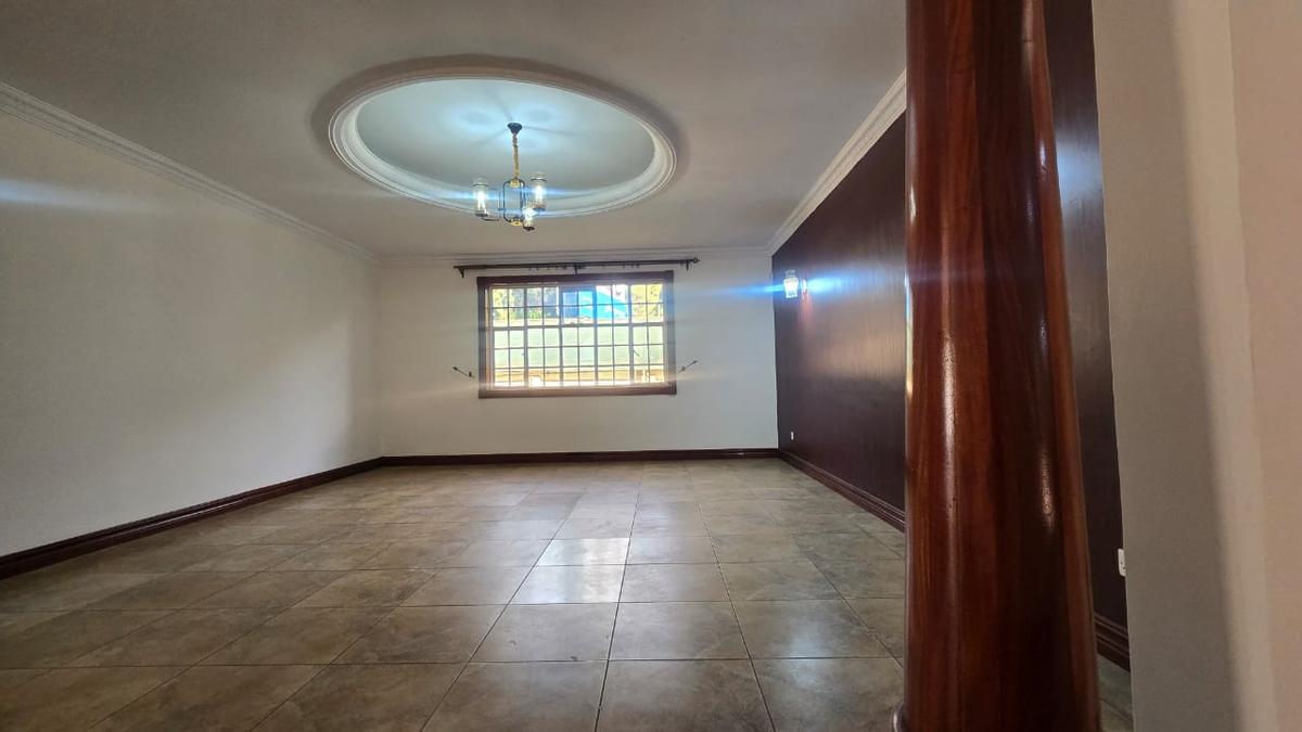 4 Bed House with En Suite in Lavington - 2