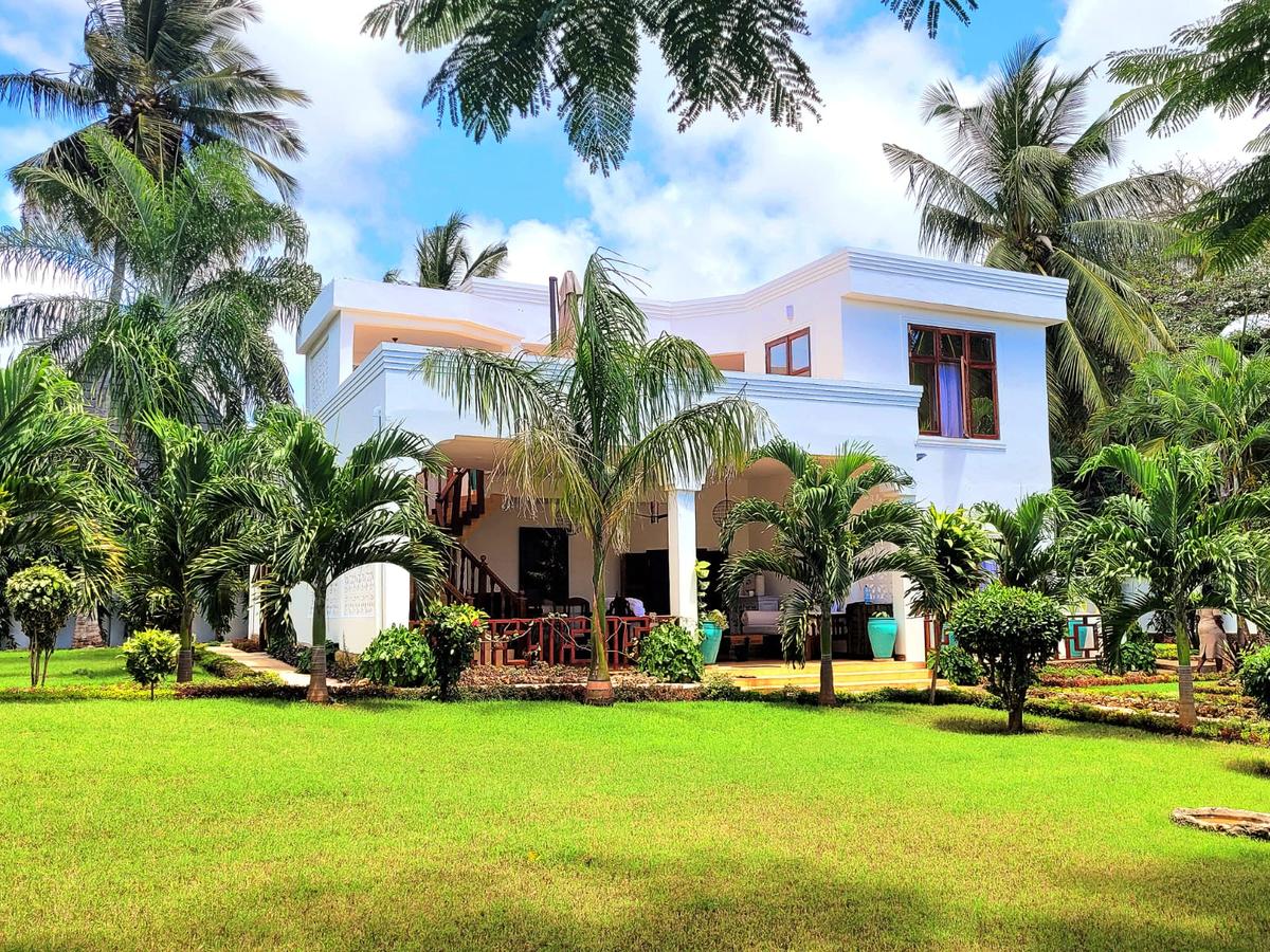 5 Bed Villa with En Suite in Diani - 1