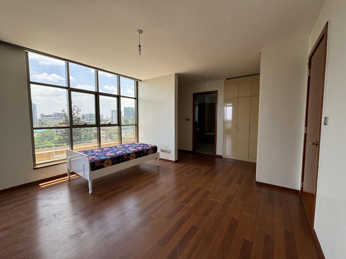 3 Bed Apartment with En Suite in Parklands - 11