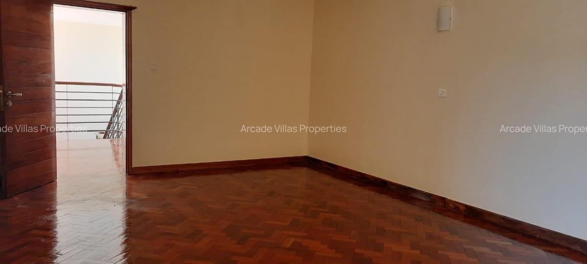 4 Bed Townhouse with En Suite at Lavington - 2