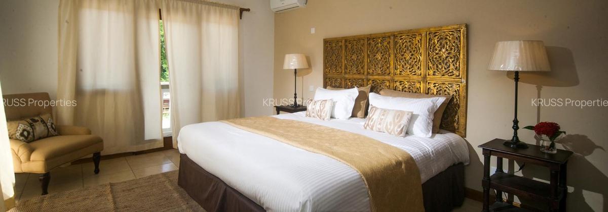 4 Bed Villa with En Suite at Hs2028 - 3