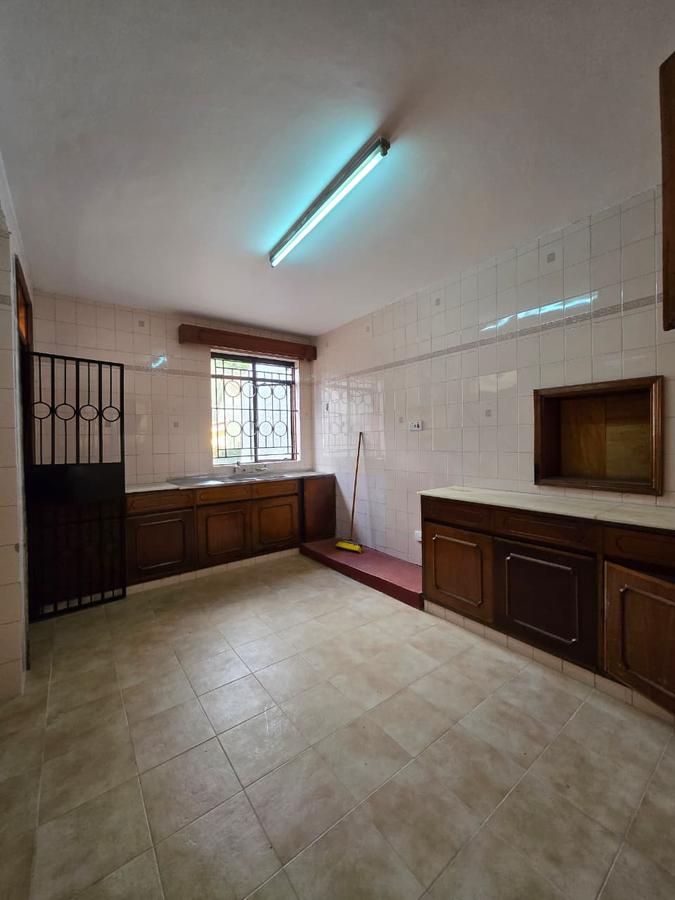 5 Bed House with En Suite at Ring Road - 11