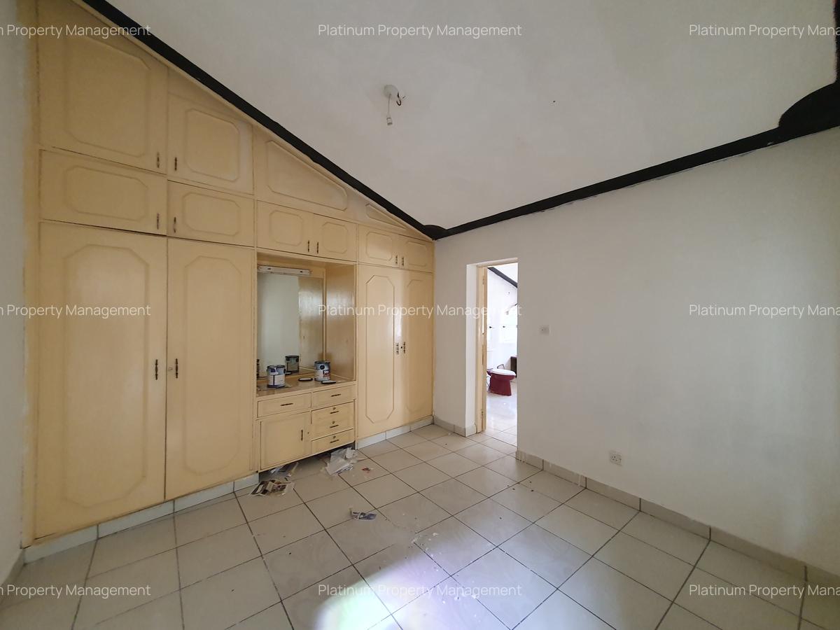 4 Bed House with En Suite at 2Nd Parklands Avenue - 16