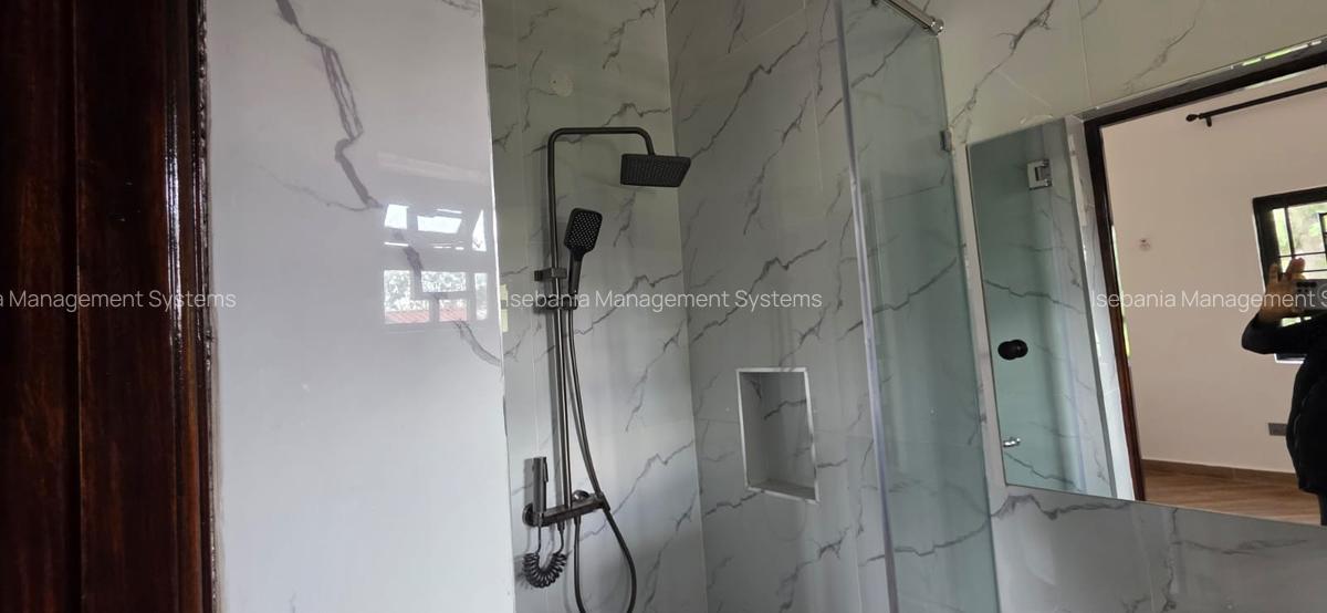 5 Bed House with En Suite at - 7