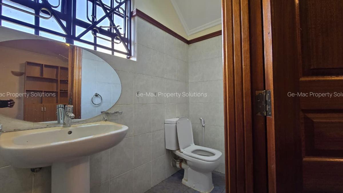 5 Bed House with En Suite in Lavington - 12