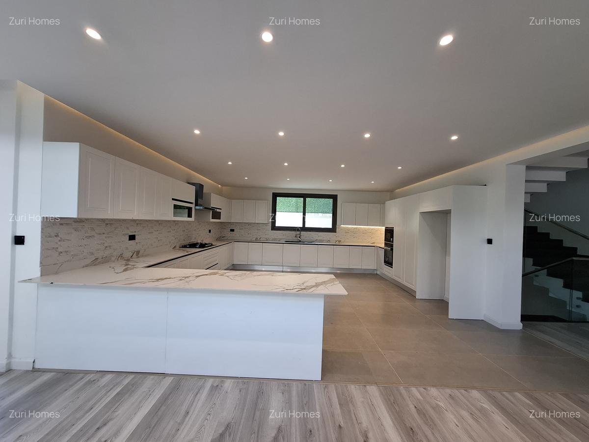 5 Bed Townhouse with En Suite in Lavington - 4