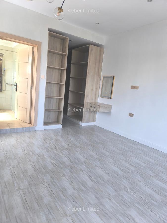 4 Bed House with En Suite in Membley - 11