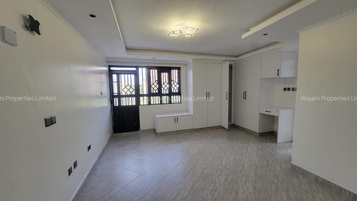 6 Bed House with En Suite in Membley - 11