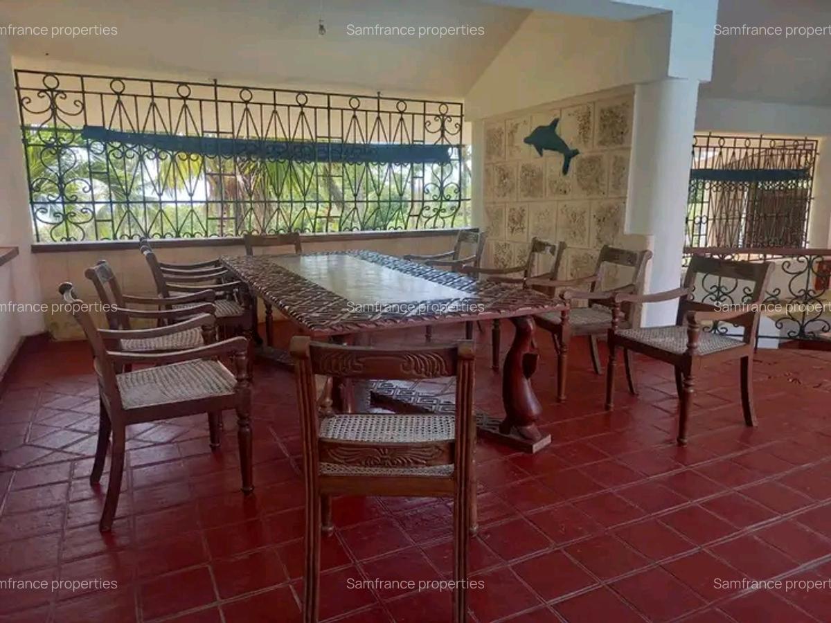 5 Bed Townhouse with En Suite at Bofa - 4