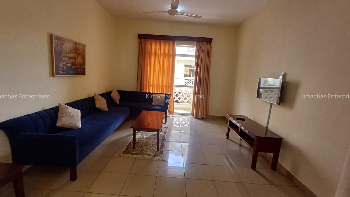 Serviced 2 Bed Apartment with En Suite at Links Road - 9