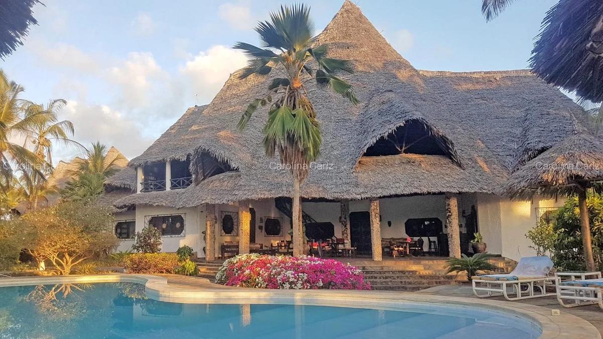 6 Bed Villa with En Suite in Watamu - 1
