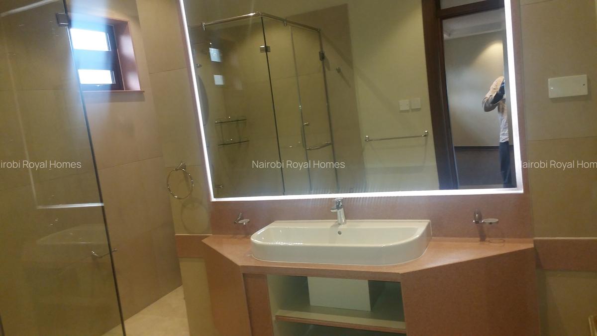 5 Bed House with En Suite at Flem Tree - 11