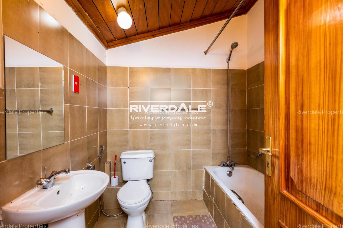 5 Bed House with En Suite in Runda - 15