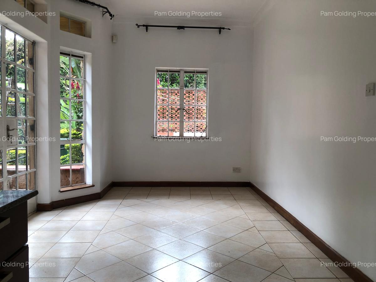 5 Bed House with En Suite in Rosslyn - 8