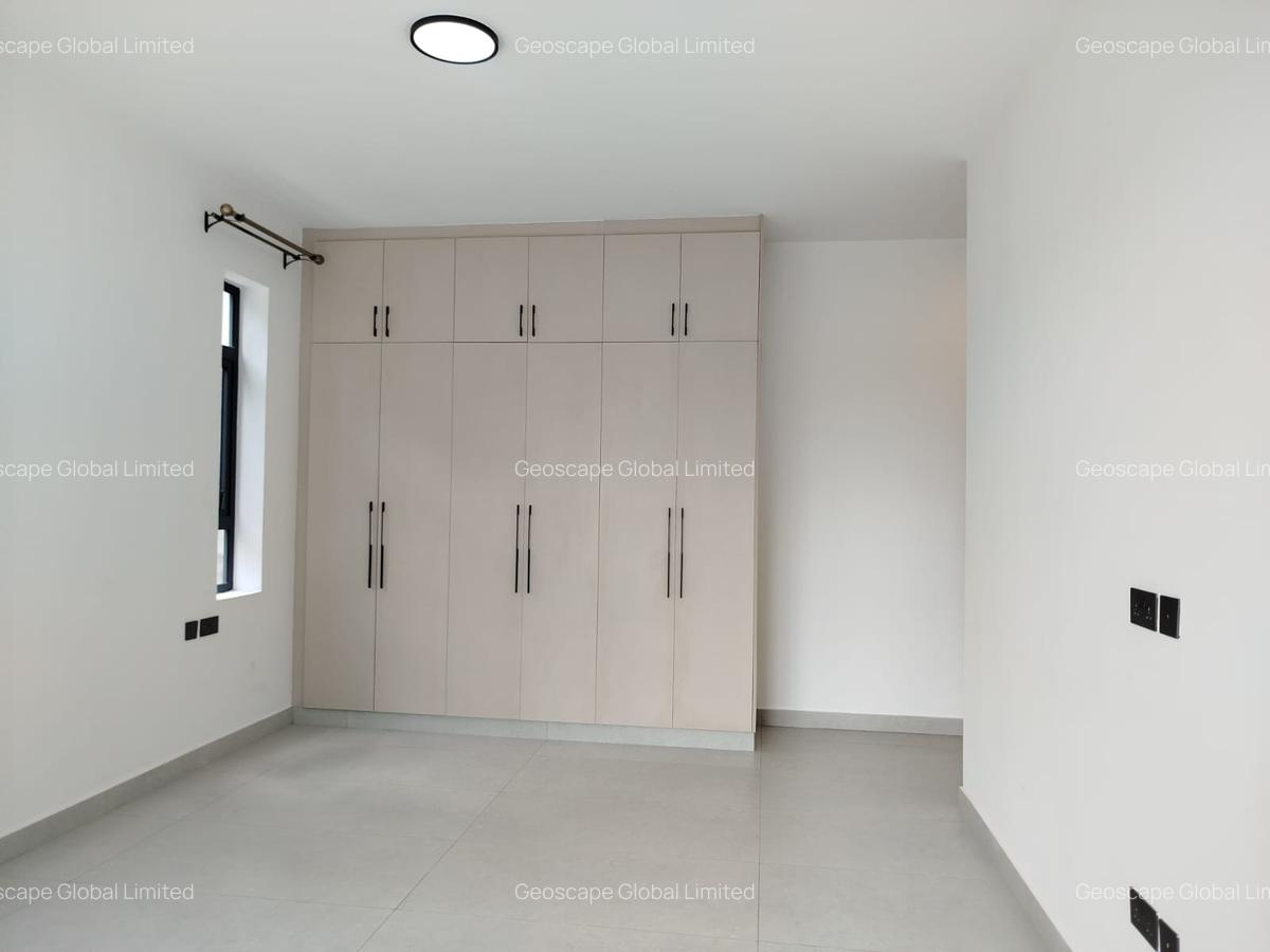 3 Bed Apartment with En Suite in Brookside - 5