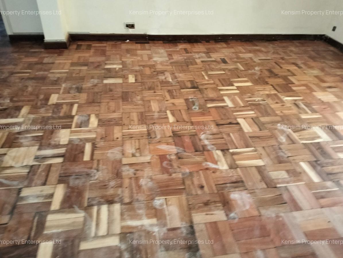 6 Bed House with En Suite in Lavington - 11