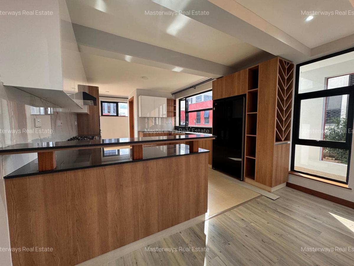 4 Bed Villa with En Suite in Membley - 18