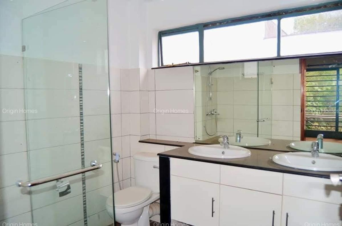 4 Bed Townhouse with En Suite at Lavington - 7