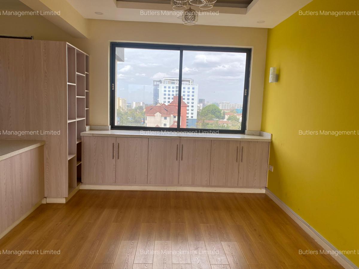 3 Bed Apartment with En Suite in Brookside - 4