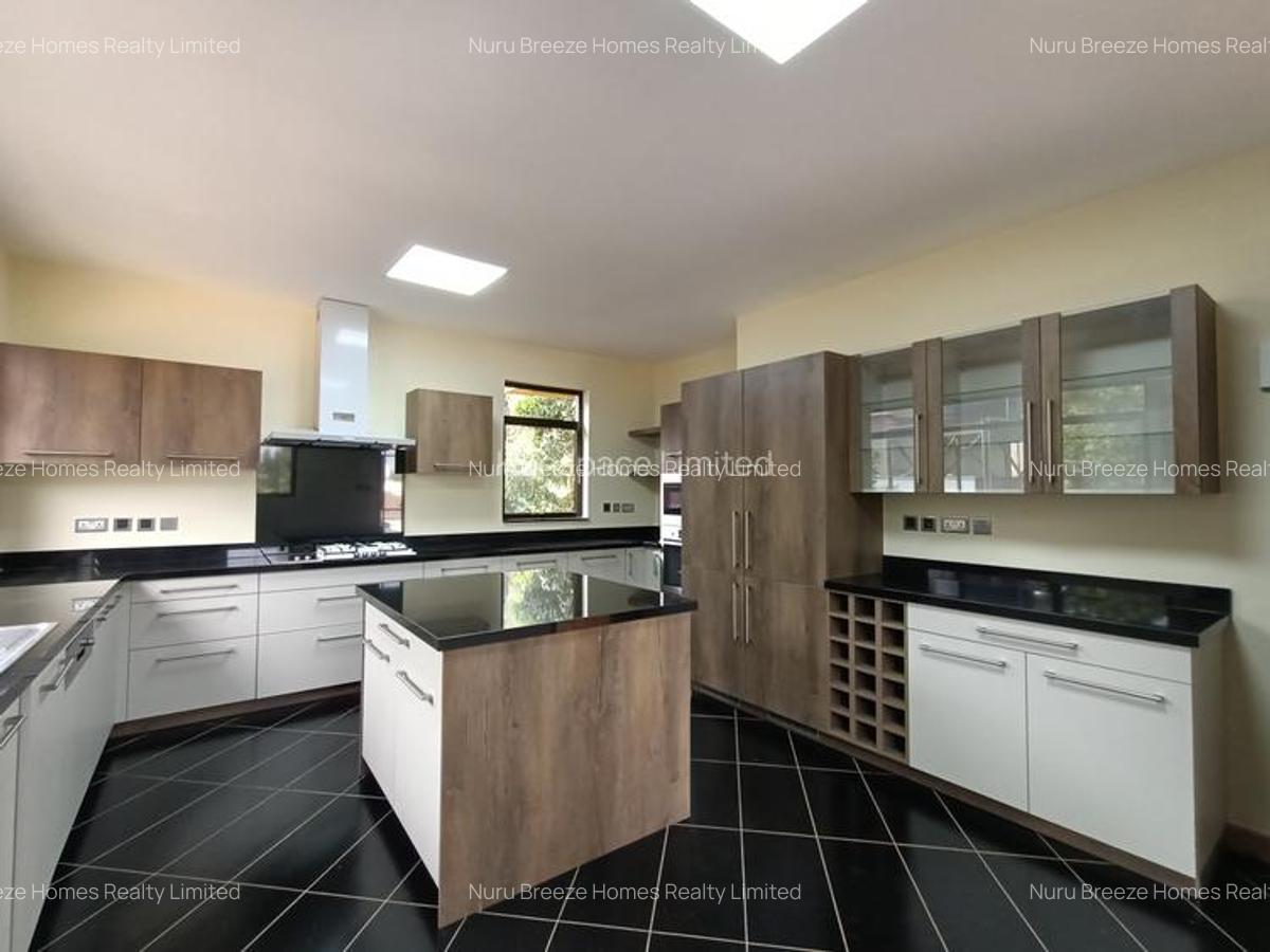 5 Bed Townhouse with En Suite in Lavington - 3