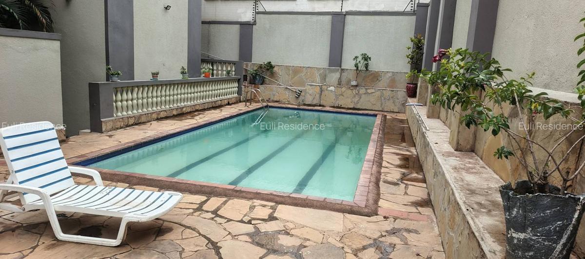 3 Bed Apartment with En Suite at Lantana Rd - 17