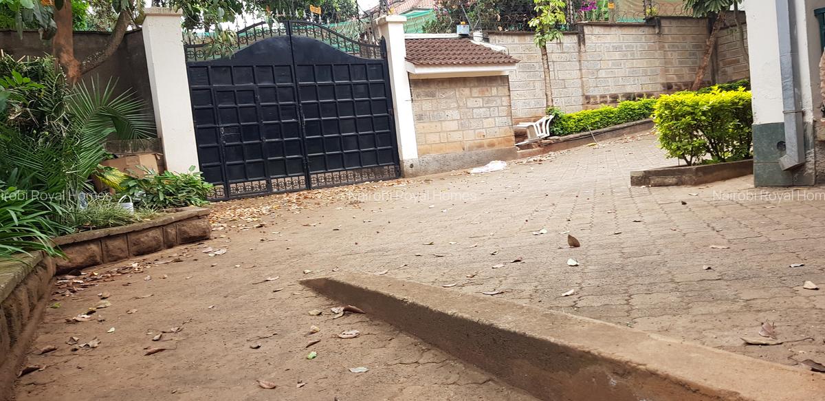 6 Bed House with En Suite at Lavington Road - 7