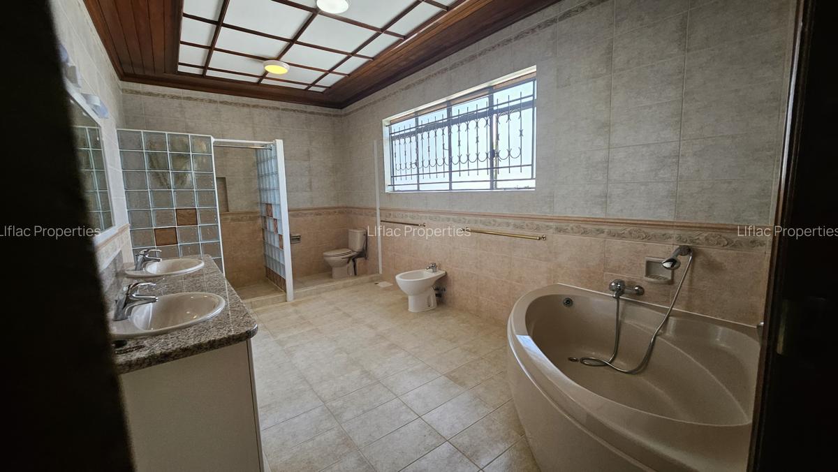 6 Bed House with En Suite in Runda - 12