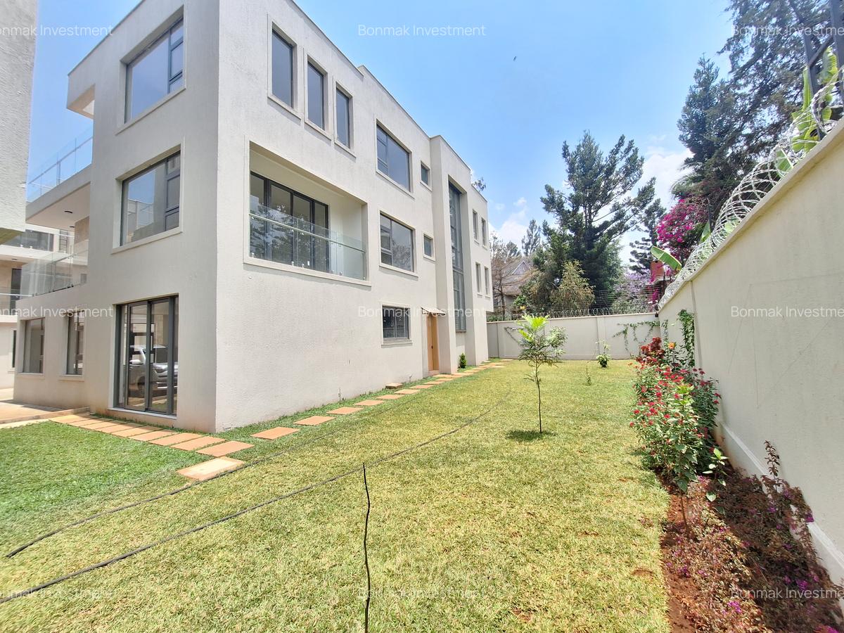 5 Bed Townhouse with En Suite at Lavington Green. - 1